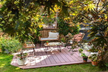 Im Garten in Vernon (FR) verleihen die roten Dielen der Terrasse ein mediterranes Flair . Trotz der Nhe zum Wurzelwerk der Bume konnten die Cedral Terrasse ohne Schwierigkeiten verlegt werden.