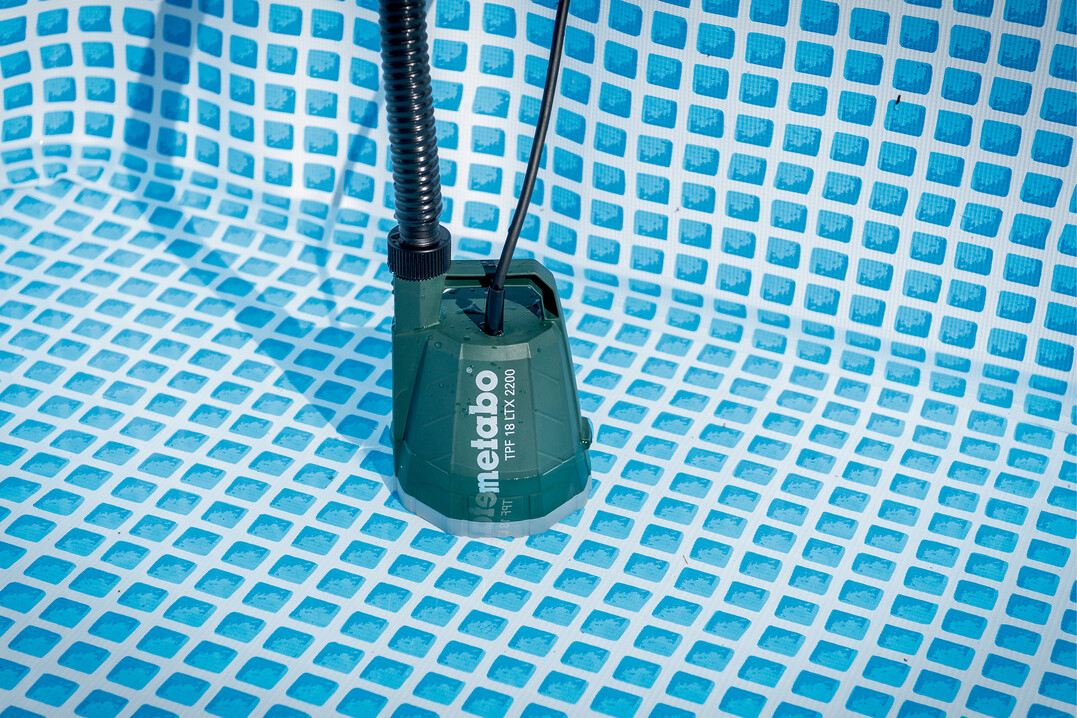 2 in 1: Die neue Akku-Tauch- und Regenfasspumpe bietet mobile Entwässerung und Bewässerung in einem. Als Klarwassertauchpumpe pumpt das Gerät Klarwasser aus Pools, Behältern, Tanks oder überschwemmten Kellern aus.