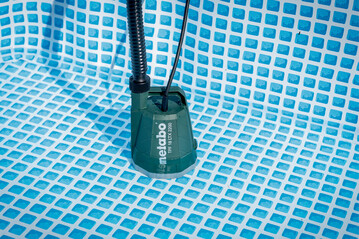 2 in 1: Die neue Akku-Tauch- und Regenfasspumpe bietet mobile Entwsserung und Bewsserung in einem. Als Klarwassertauchpumpe pumpt das Gert Klarwasser aus Pools, Behltern, Tanks oder berschwemmten Kellern aus.