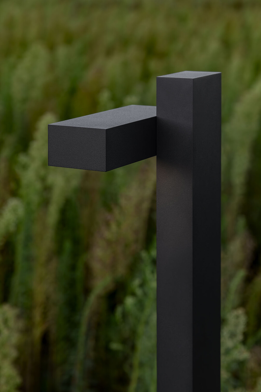 Polesano Bollard zeichnet sich durch eine klare, langlebige Formensprache aus, die sich harmonisch in vielfltige Auenrume einfgt. Der Poller misst 1000 mm, der rechteckige Leuchtenkopf lediglich 200 x 80 x 50 mm. Foto: Deltalight