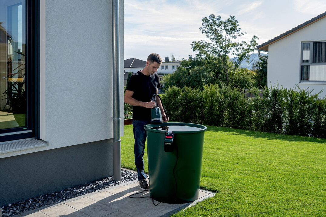 Eine separate Akkubox schtzt den Akku vor Feuchtigkeit  die Box ist bequem am Wasserbehlter fixierbar.
