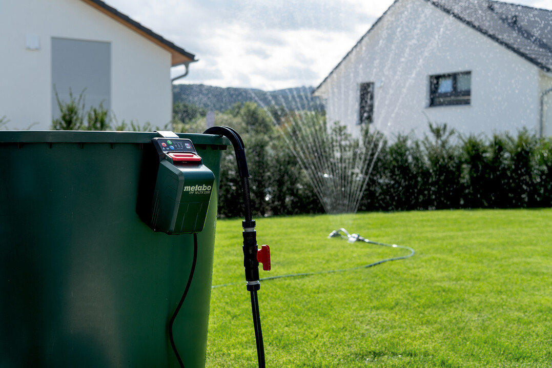 Wer Wasser aus der Zisterne oder Regentonne zur umweltbewussten Bewsserung von Grten nutzen will, Regner betreiben oder kleinere Reinigungsarbeiten durchfhren mchte, der nutzt die TFP 18 LTX 2200 als Regenfasspumpe.