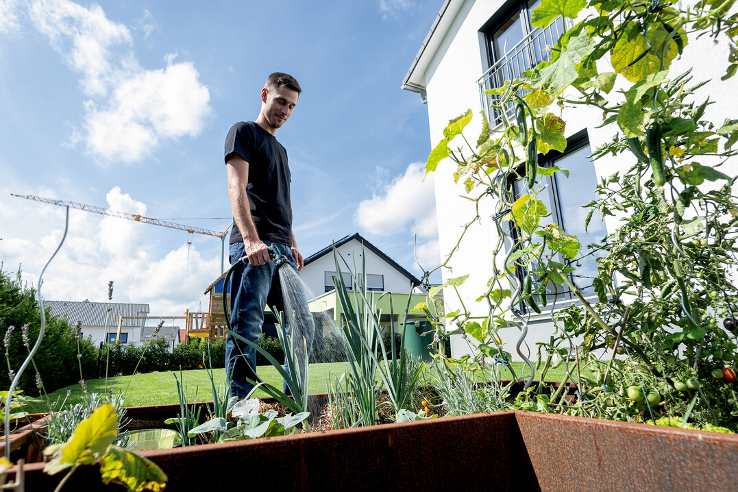 Mit der neuen Akku-Pumpe lsst sich der Garten bequem und umweltbewusst bewssern.