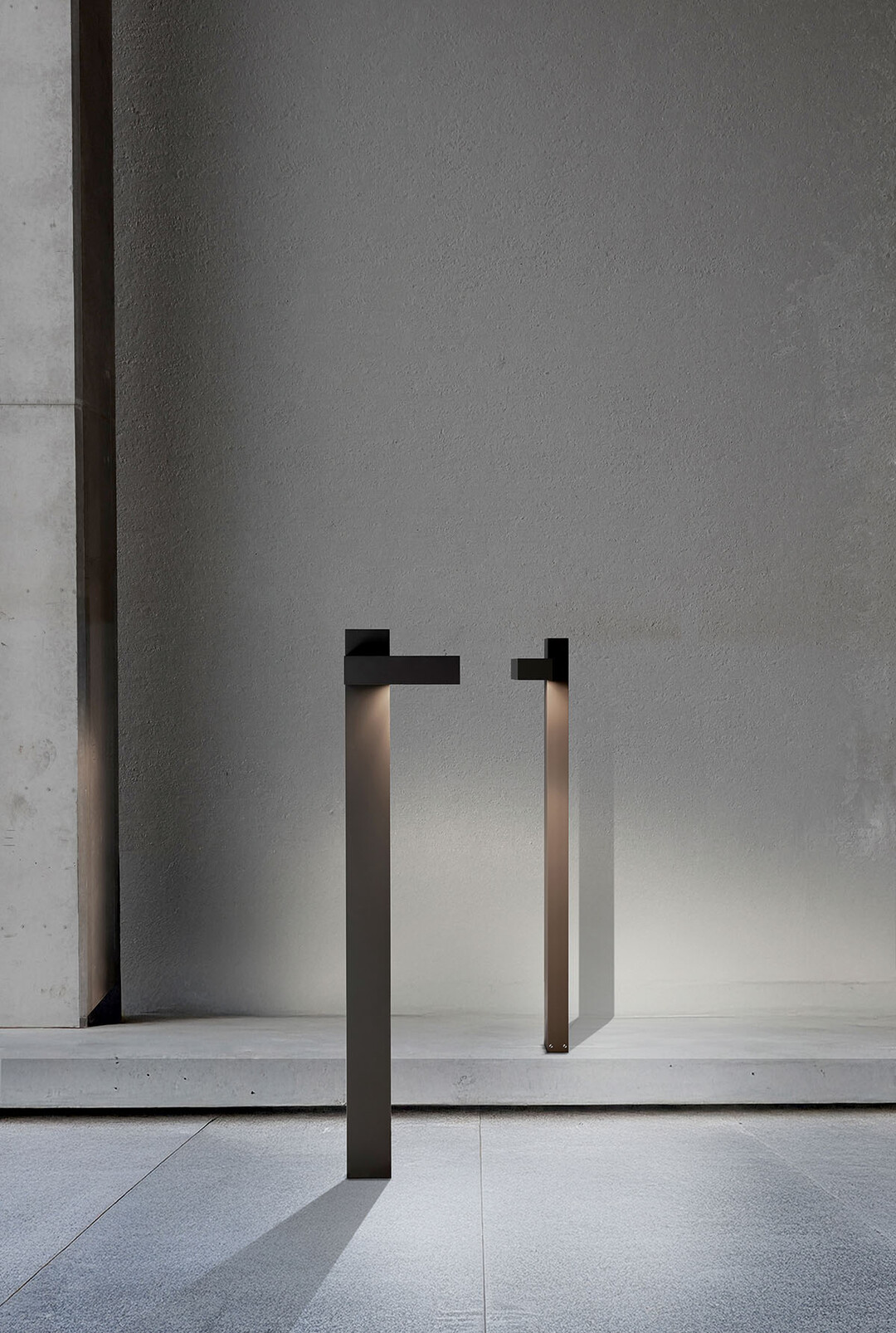 Ihr schlankes Profil sowie ihre edlen, witterungsbestndigen Oberflchen in Alu Grau, Flemish Bronze oder Anthrazit machen die neue Pollerleuchte Polesano Bollard zu einem natrlichen Bestandteil ihrer Umgebung.