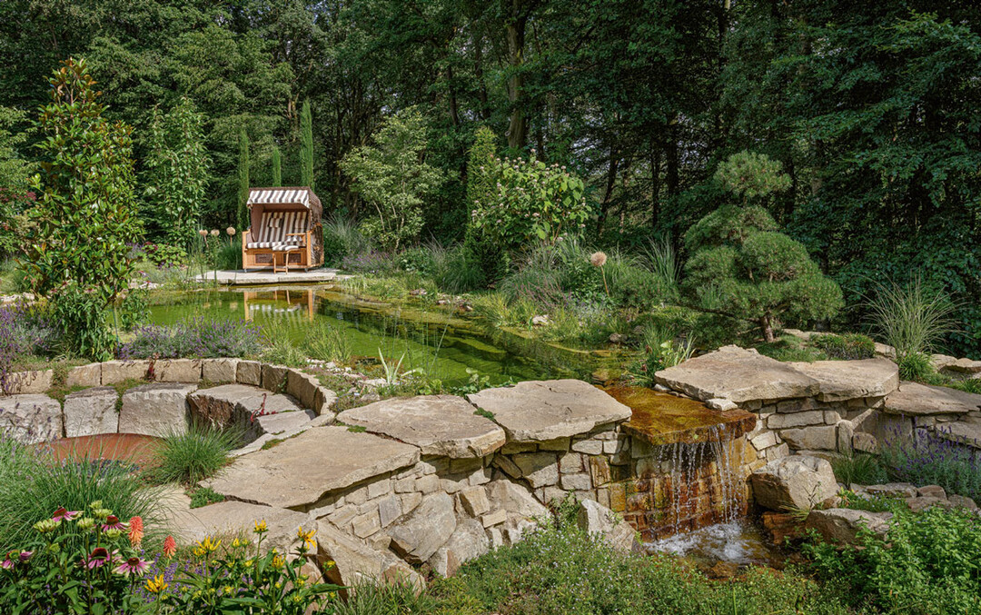 Ganzjhrig nutzbarer Schwimmteich, eingebettet in eine Waldlandschaft von Sperling Exclusiv-Gestaltung