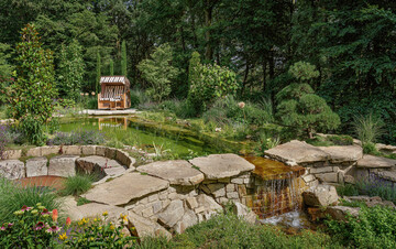 Ganzjhrig nutzbarer Schwimmteich, eingebettet in eine Waldlandschaft von Sperling Exclusiv-Gestaltung