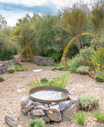 „Schatten und Stein“ der beiden Landschaftsarchitektinnen Sara Stojakovic und Ana Toth. Eine Gestaltung mit resilienten und sonnenliebenden Pflanzen, inspiriert von den Landschaften der Kvarner Bucht (Nordkroatien).