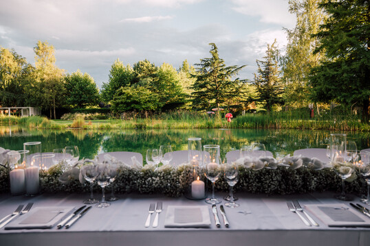 Die Glaswnde der Eventlocation lsen die Grenze zwischen drinnen und drauen auf. Blick ber den mit dunklen Lavasteinen ausgelegten Teich in die Weite der Landschaft.
