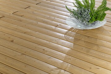 Die Oberflchen der Vollholzprofile X-TRA APEXLINE10 sind leicht gewlbt, dadurch luft Wasser gut ab und eine Pftzenbildung wird verhindert. Zudem sorgt diese Profilform fr ein Wohlgefhl beim Begehen. 