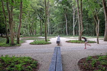  Le Jardin de la Paix in Compigne in Frankreich, geschaffen vom franzsischen Knstler Gilles Brusset, vom deutschen Landschaftsarchitekt Marc Blume und der italienischen Architektin Francesca Liggieri, erinnert an den Waffenstillstand von 1918, welcher hier in einm Zugwaggon unterzeichnet wurde.