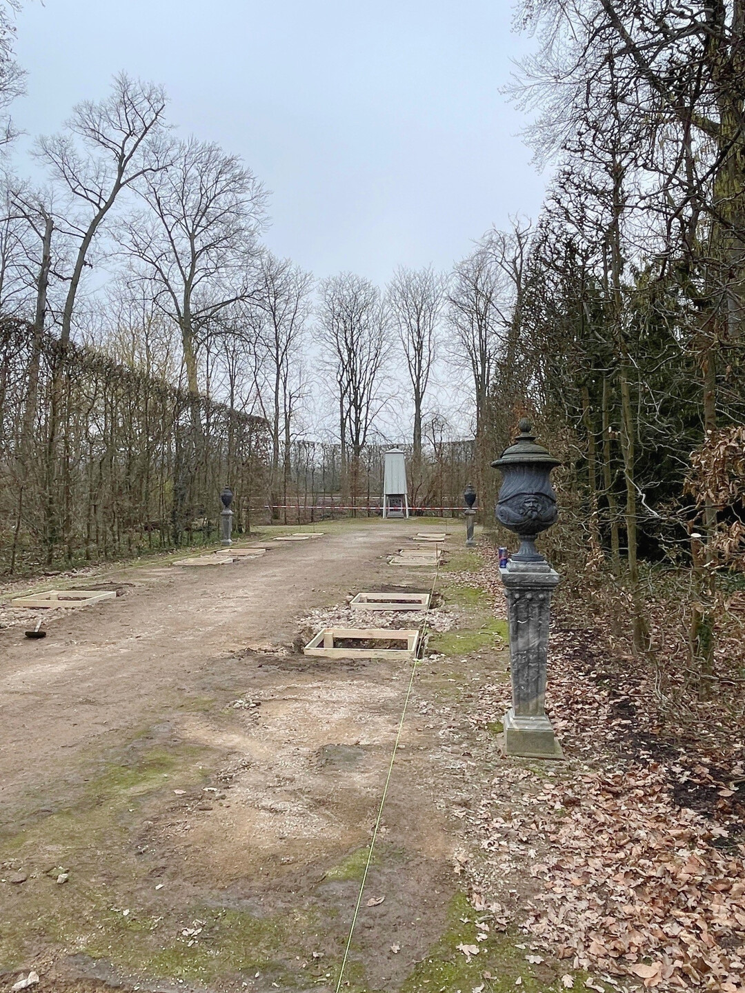 Die Urnenalle erhielt ihren Namen von den bleieren Vasen am Rande der Allee. Hier sind die Thujen bereits entfernt und die Pflanzlcher bereit fr die Flatterulme.