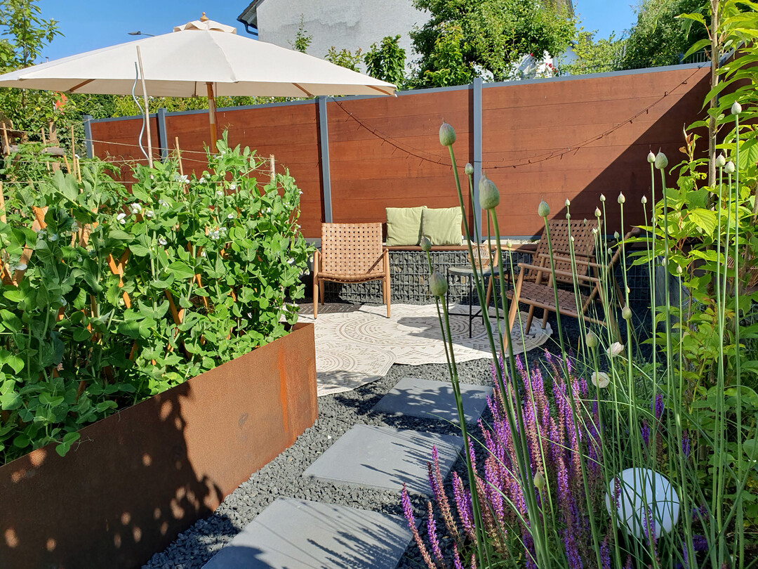 Stühle mit leichtem Gestell und Geflecht, die sich mit ihrer Farbe in die Umgebung einfügen