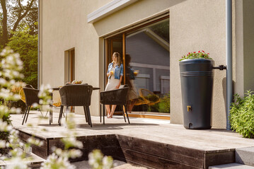 Der 4rain Azura 2in1 Regenspeicher mit 120 l Volumen kombiniert die Regenspeicherung mit einer entnehmbaren flachen Pflanzschale.