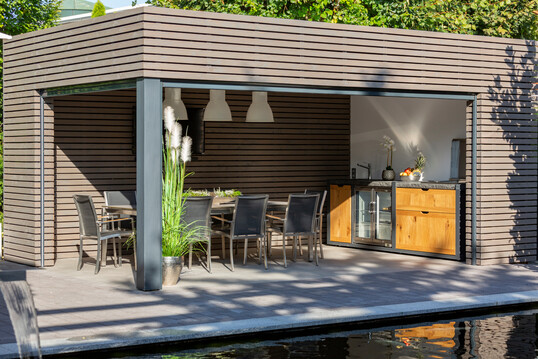 Ein übergroßer Dachüberstand bietet Platz für eine Loungeecke, Outdoorküche oder Dining Group.