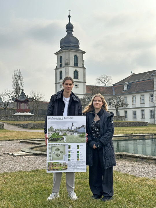 Jan Schilling und Vivien Keil an der Stelle der zuknftigen Umsetzung ihres Schaugartens