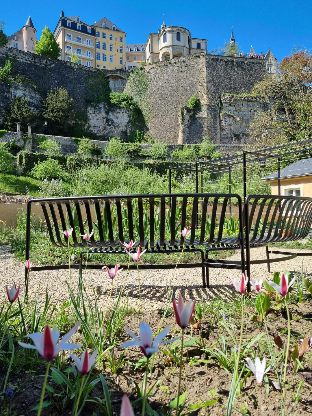 Versteckt hinter Mauern: Der Garten "Enner dem Kiischtebam" im Ptrusse-Tal