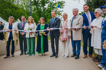 Groherzog Henri (m.) und Groherzogin Maria Teresa (4.vl) erffneten die Gartenschau LUGA in Luxembourg.