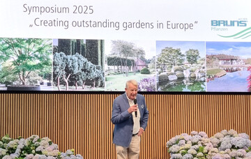 Jan-Dieter Bruns begrte die Teilnehmer zum Symposium "Creating Outstanding Gardens" im Veranstaltungssaal der GVO-Versicherung  hier war frher der Verladebahnhof von Bruns. 