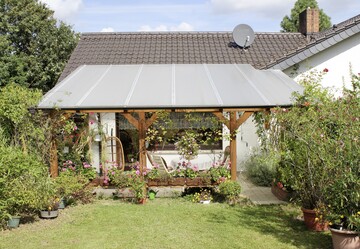Hochwertige Kunststoffplatten sorgen fr optimale Licht- und Wrmeverhltnisse auf der Terrasse.