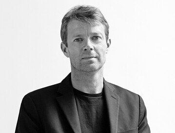 Bas Smets, mit Hintergrund im Bauingenieurwesen, der Landschaftsarchitektur und der Architektur, gründete sein Büro 2007 in Brüssel. Zusammen mit seinem 25-köpfigen Team hat er bisher über 50 internationale Projekte realisiert.