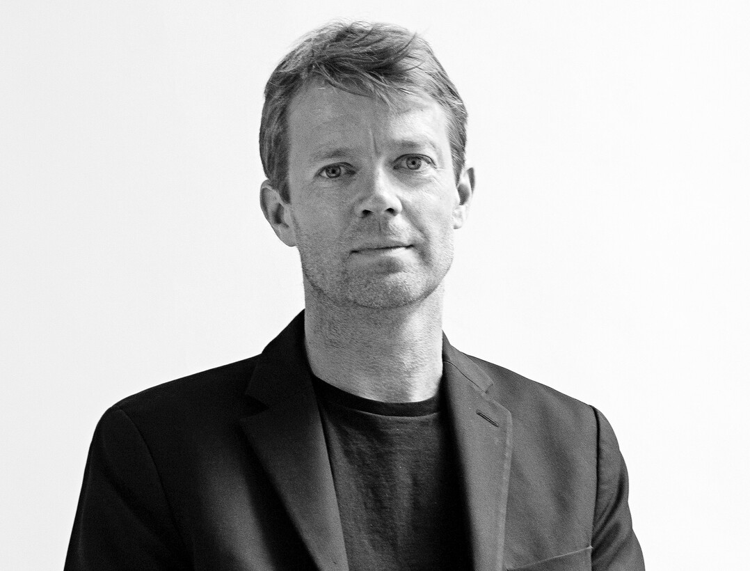 Bas Smets, mit Hintergrund im Bauingenieurwesen, der Landschaftsarchitektur und der Architektur, gründete sein Büro 2007 in Brüssel. Zusammen mit seinem 25-köpfigen Team hat er bisher über 50 internationale Projekte realisiert.