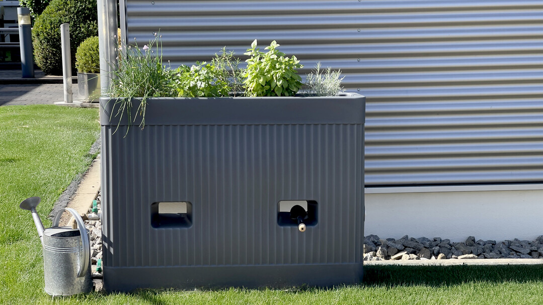 Wasserspeicher mit Genuss: oben Kr�uterbeet, unten K�hlfach f�r das sommerliche Erfrischungsgetr�nk