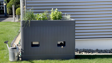 Wasserspeicher mit Genuss: oben Kr�uterbeet, unten K�hlfach f�r das sommerliche Erfrischungsgetr�nk