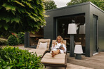 Besonders in kleinen Wellnessgärten ist Multifunktionalität gefragt, wie beispielsweise eine nicht einsehbare Terrasse für die Ruhephasen zwischen den Saunagängen.