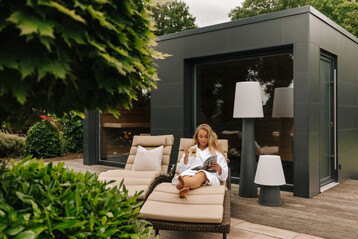 Besonders in kleinen Wellnessgrten ist Multifunktionalitt gefragt, wie beispielsweise eine nicht einsehbare Terrasse fr die Ruhephasen zwischen den Saunagngen.