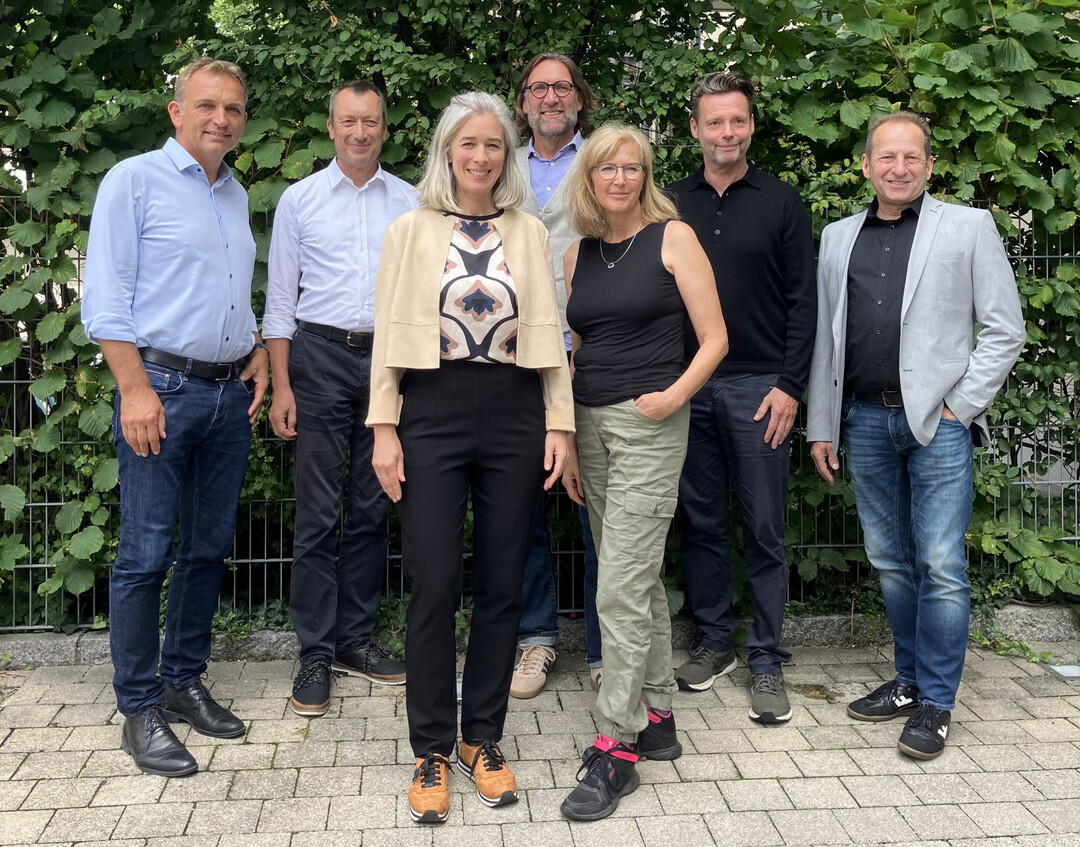 Die Jury tagte Ende Juli fr die Ausgabe 2026, v.l.n.r.: Jens Spanjer, Wolfgang Bohlsen, Heike Vossen, Burkhard Damm, Konstanze Neubauer, Stephan Lenzen, Thomas Banzhaf. Im Bild fehlt Juror Toon Ebben, der seine Wertung digital bermittelte. 