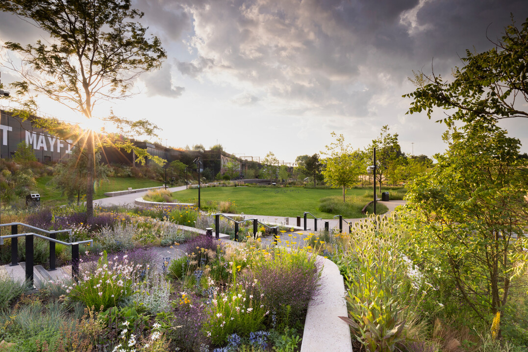 2. Preis zeitgenssischer Park: Mayfield Park ist der erste ffentliche Park, der seit ber 100 Jahren im Zentrum von Manchester angelegt wurde. Studio Egret West bercksichtigte die industrielle Vergangenheit und wandelte das brachliegende, kontaminierte Industrieareal in einen artenreichen Zufluchtsort mit Feuchtgebieten.