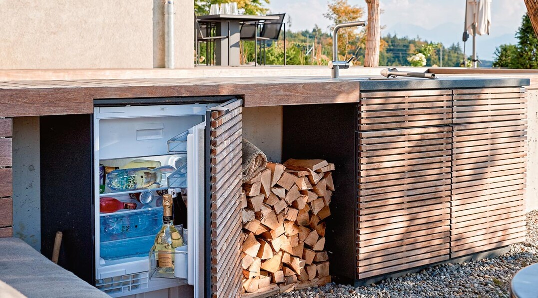 Maßgefertigt vom Holzbauer mit einfacher Ausstattung mit Kühlschrank und integriertem Spülbecken in der Arbeitsplatte