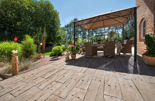 Mit dem Charme alter Bahnschwellen spielt das Design von LogSleeper.