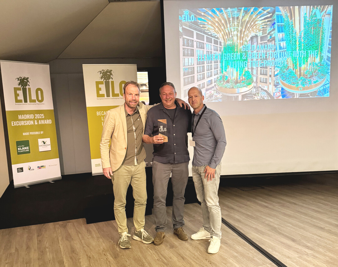 Das Gemeinschaftsprojekt Living Tree erhielt den Eilo Award in Gold. Danny Gerritson (r.) von Nieuwkoop Europe B. V., einem der Hauptsponsoren der Awards, freut sich gemeinsam mit Element Green-Partner Alexander Hildebrand und Element Green-Geschftsfhrer Michel Aebi (l.). 