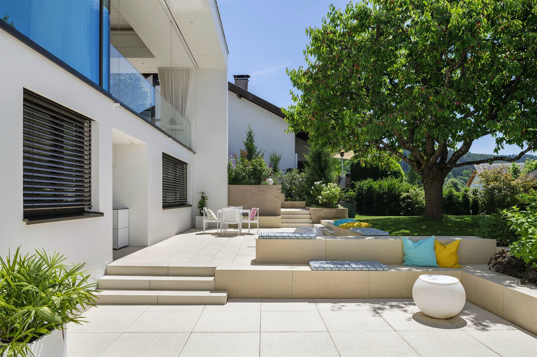 Ganzheitlich gestaltet: Die Produktfamilie GDM.NUEVA verbindet Pflastersteine, Terrassenplatten und Treppenstufen zu einem durchgängigen Gestaltungskonzept rund um Haus und Garten.