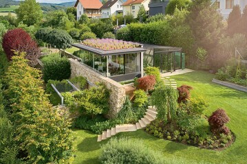 Privatgarten mit sthetisch undoptisch harmonisch integrierten Flchen fr den Anbau von Gemse, Krutern und Obst. Der ber dem Lagerkeller liegende Pavillon dient als Lounge. Das Dach ist mit Lavendel bepflanzt und bietet vom Wohnzimmer aus gesehen ein leuchtendes Bltenmeer, das an die Provence erinnert.
