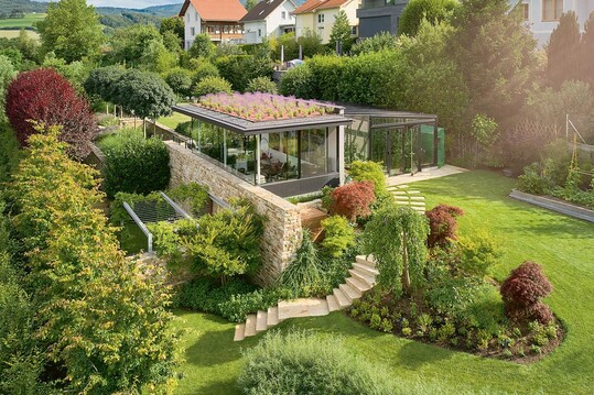Privatgarten mit sthetisch undoptisch harmonisch integrierten Flchen fr den Anbau von Gemse, Krutern und Obst. Der ber dem Lagerkeller liegende Pavillon dient als Lounge. Das Dach ist mit Lavendel bepflanzt und bietet vom Wohnzimmer aus gesehen ein leuchtendes Bltenmeer, das an die Provence erinnert.