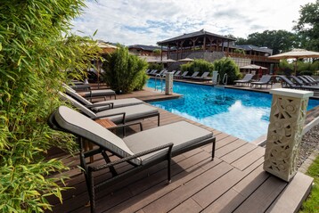 Nachhaltig, natrlich, widerstandsfhig: Im vabali spa vor den
Toren Hamburgs verwirklichten die
Betreiber der luxurisen
Wellnessoase ihren Traum von
einem fernstlichen Spa mit Bali
Flair. 
