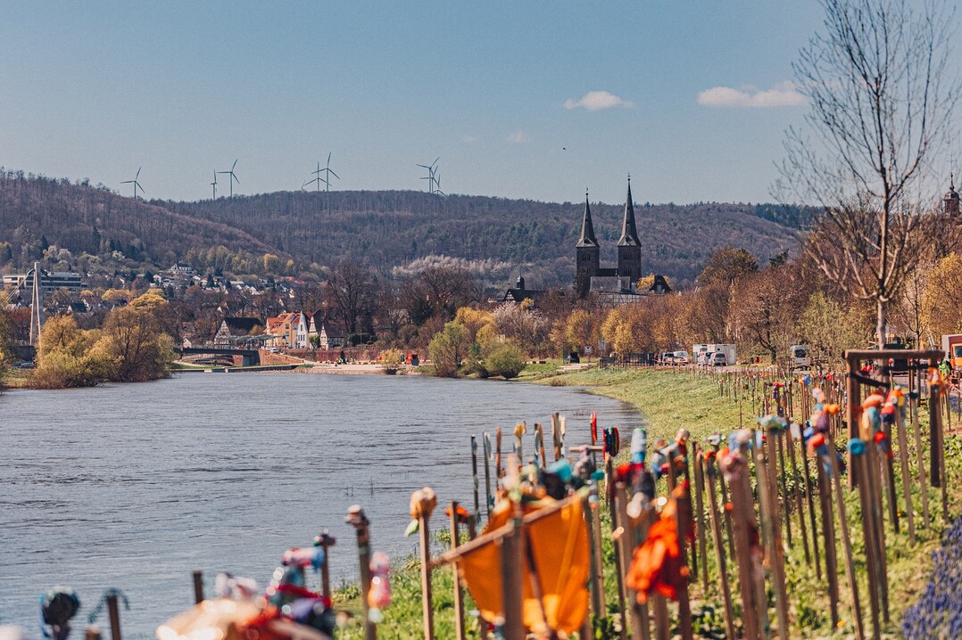 Das Gelände der Landesgartenschau Höxter erstreckt sich entlang der Weser.