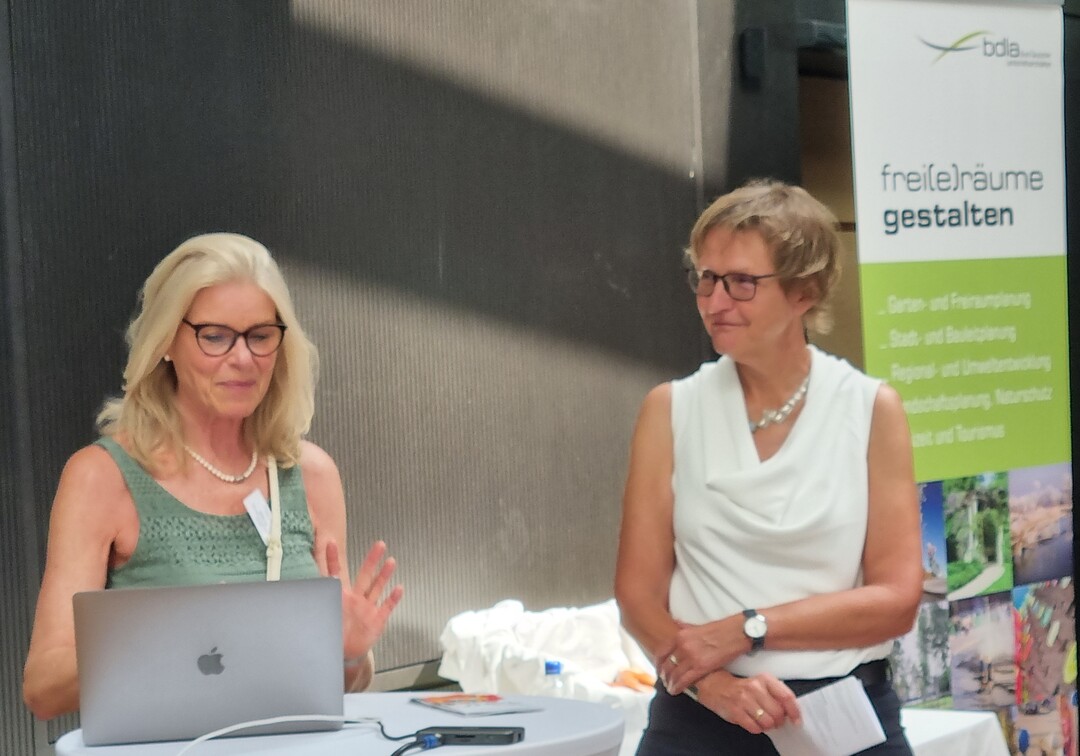 Staudenexpertin Bettina Jaugstetter (rechts), Landschaftsarchitektin aus Weinheim fhrte durchs Programm und sprach ber stresstolerante Pflanzungen, Ulrike Luz, Geschftstellenleiterin bdla Baden-Wrttemberg, organisierte das Seminar. 