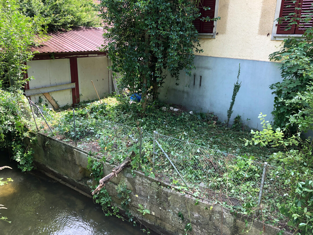 Die Fl�che ist vom Trottoir aus f�r Spazierende gut einsehbar.