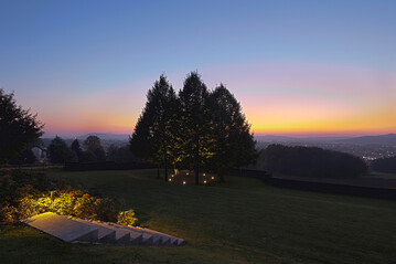 Ein am tiefsten Punkt dieses gro�en Privatgartens gelegenes Baumrondell mit sieben Kaiserlinden wird durch Bodeneinbaustrahler sehr zur�ckhaltend akzentuiert. 
