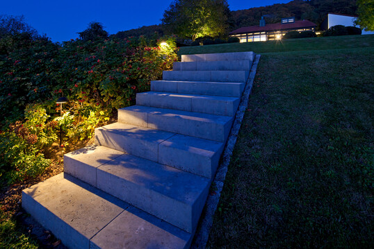 Der Treppenlauf aus Jura-Kalkstein wird durch dezente, nur nach unten�strahlende Spie�strahler so gut beleuchtet, dass er sicher zu begehen ist. 