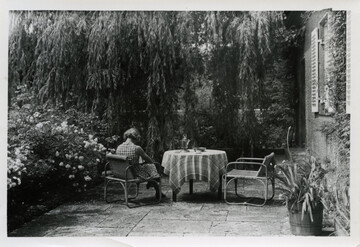 In Seiferts eigenem Garten zeigen sich seine formalen Gestaltprinzipien: Die Terrasse wird zum erweiterten Wohnraum.