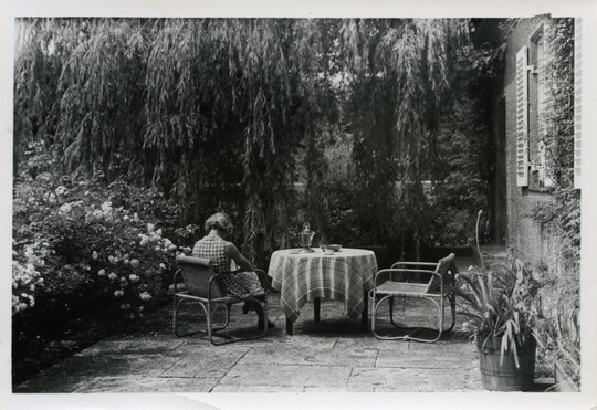 In Seiferts eigenem Garten zeigen sich seine formalen Gestaltprinzipien: Die Terrasse wird zum erweiterten Wohnraum.