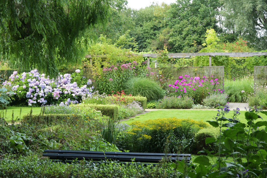 Nach dem Zweiten Weltkrieg entwickelte Mien Ruys standardisierte Beete für den schmalen Geldbeutel und kleine Vorstadtgärten.