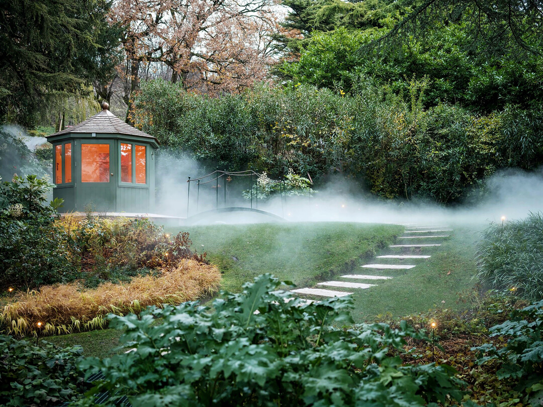 Mystisch: Von Nebel umhüllte rotierende Sauna im Spa-Bereich der Villa Arzaga Garda in Calvagese della Riviera