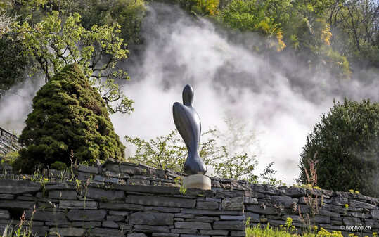 Nebelinstallation im Skulpturengarten der Fondazione Marguerite Arp in Locarno. Nephos fertigt das gesamte System in der Schweiz – von der Pumpenzentrale über Edelstahlleitungen und -anschlüsse bis hin zur zerstäubenden Düse.