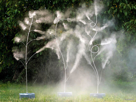 Individuell gefertigte Nebelelemente von Nephos. Es ist das Ziel des Tessiner Unternehmens, „den besten Nebel der Welt“ zu realisieren, wie Gründer Nicola Colombo sagt.