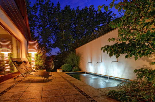 Von innen beleuchtet und in Bewegung: Mit diesen Fontänen glänzt das Wasserelement nach Sonnenuntergang.